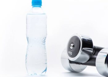 Atividades com garrafa de água para fortalecer os braços em casa