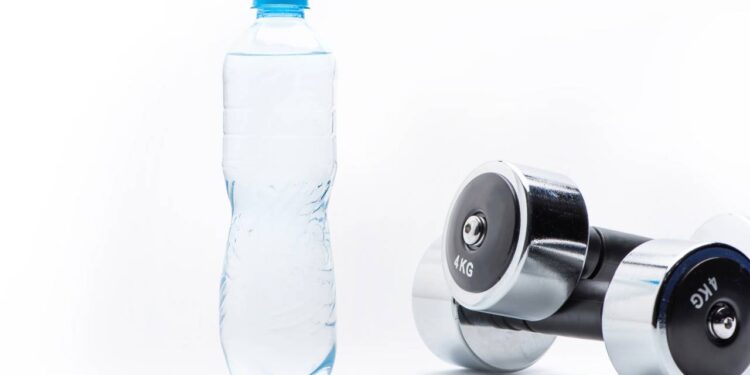 Atividades com garrafa de água para fortalecer os braços em casa