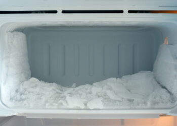 Remova gelo do freezer em minutos usando papel alumínio e economize energia