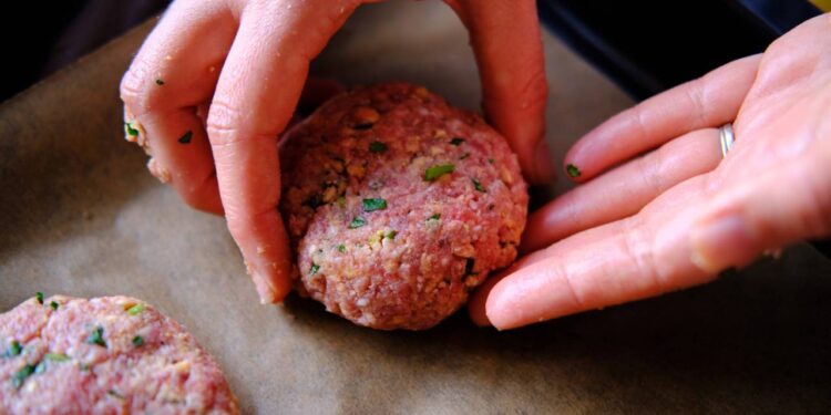 Hambúrguer caseiro em 12 minutos: suculento, saudável e sem fritura