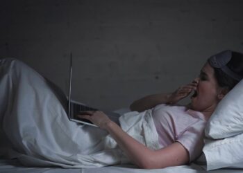 Por que as pessoas ficam acordadas até tarde, segundo a psicologia