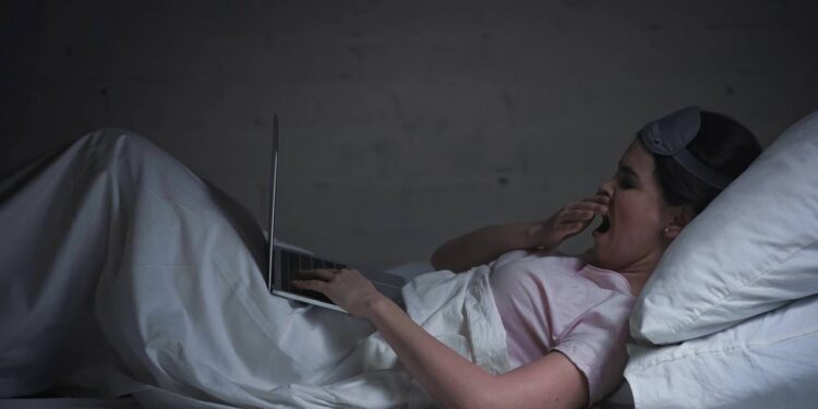 Por que as pessoas ficam acordadas até tarde, segundo a psicologia