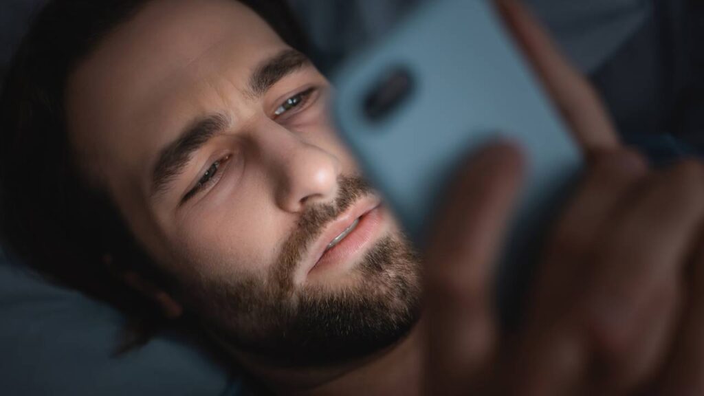 Por que as pessoas ficam acordadas até tarde, segundo a psicologia