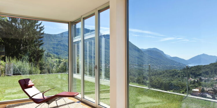 O truque com cebola para deixar vidros limpos e afastar insetos