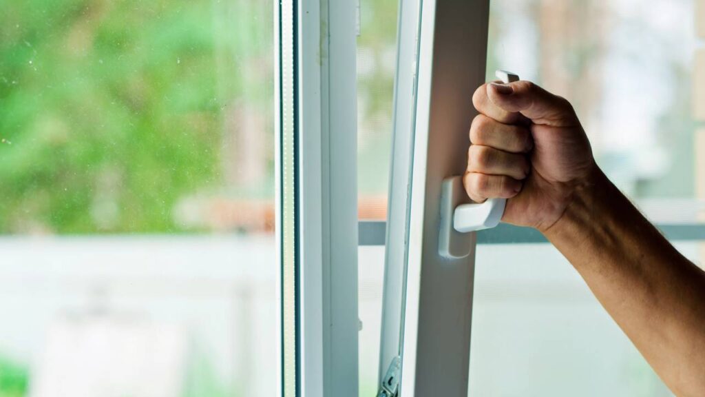 Razões para abrir as janelas de casa todos os dias, mesmo no inverno