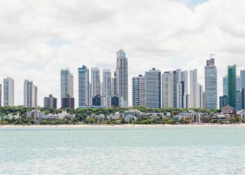 Essa cidade no nordeste encanta com praias preservadas, clima estável e cultura vibrante