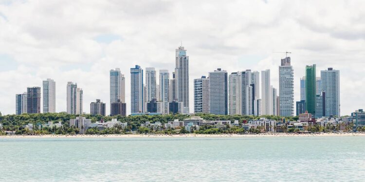 Essa cidade no nordeste encanta com praias preservadas, clima estável e cultura vibrante