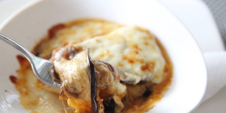 Prepare lasanha de berinjela no micro-ondas para um jantar leve