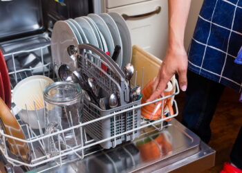 Parece inofensivo, mas esse hábito pode encurtar a vida da sua lava-louças