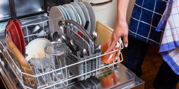 Parece inofensivo, mas esse hábito pode encurtar a vida da sua lava-louças