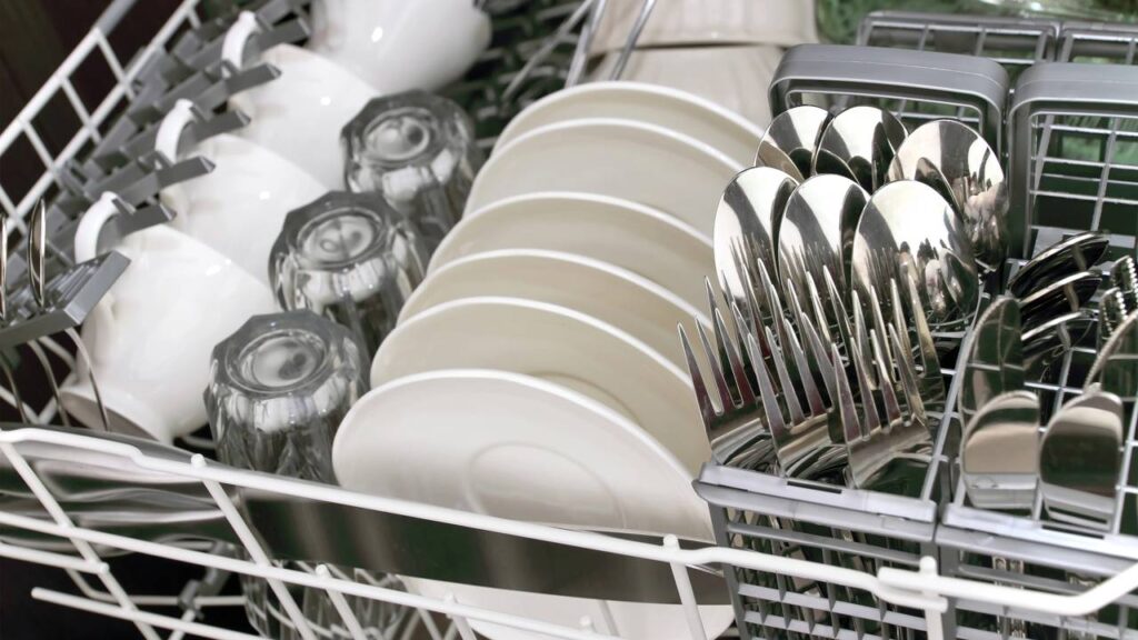 Como usar a lava-louças para economizar mais água do que na lavagem manual