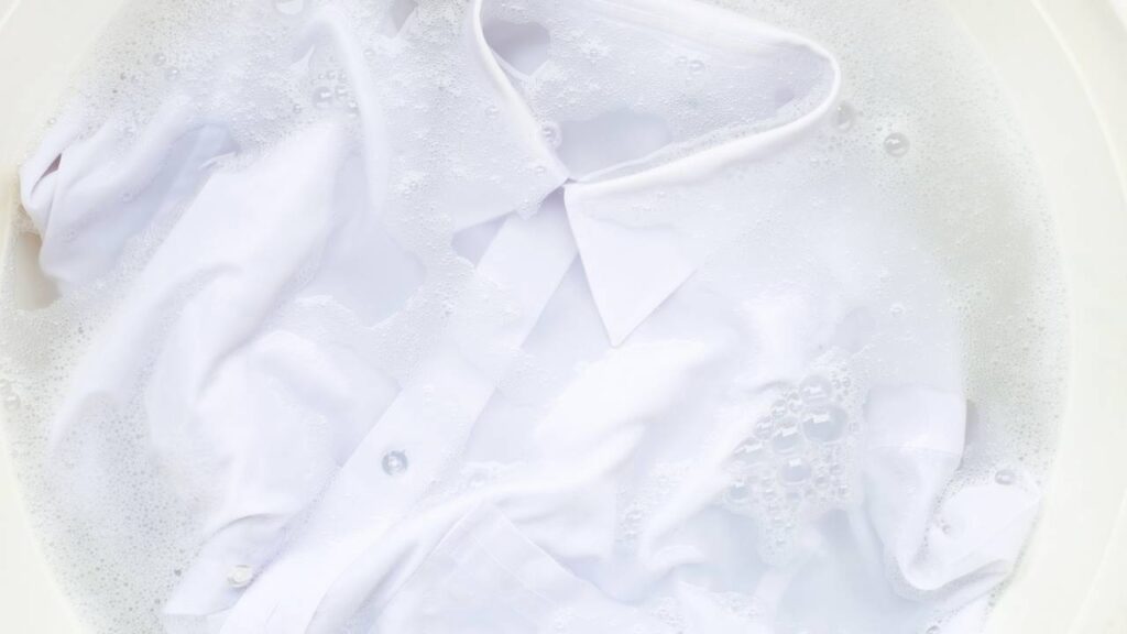 Como tirar manchas de suor em camisetas com um truque caseiro