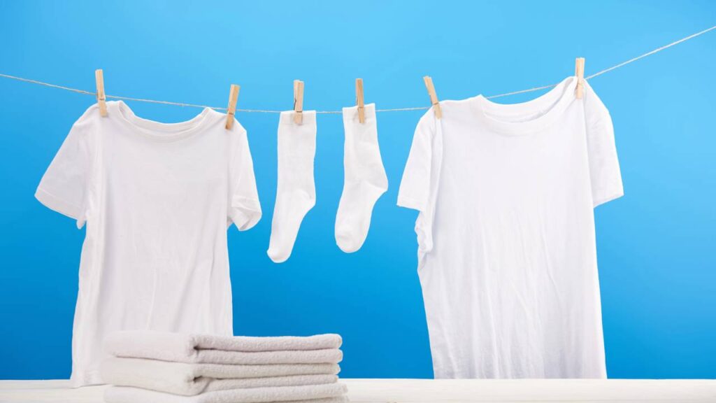Como tirar manchas de suor em camisetas com um truque caseiro