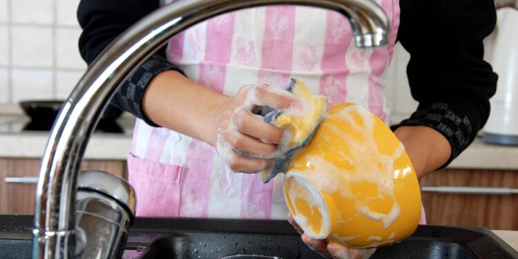 Como economizar na hora de lavar a louça com vinagre e detergente