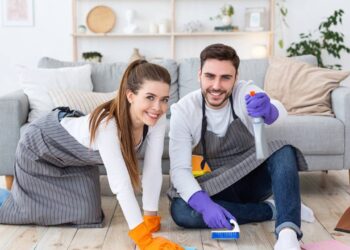 Como limpar seu piso sem precisar esfregar usando uma misturinha caseira