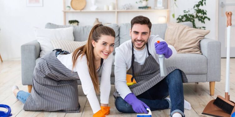 Como limpar seu piso sem precisar esfregar usando uma misturinha caseira