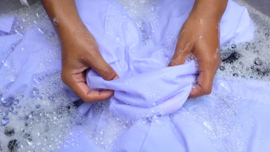 Roupas brancas como novas usando o truque das avós com apenas um produto