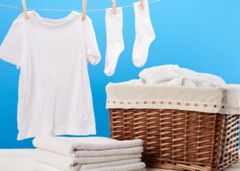 Roupas brancas como novas usando o truque das avós com apenas um produto