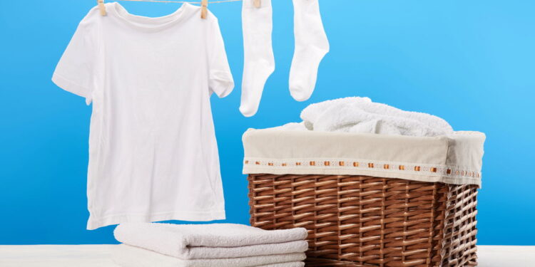 Roupas brancas como novas usando o truque das avós com apenas um produto