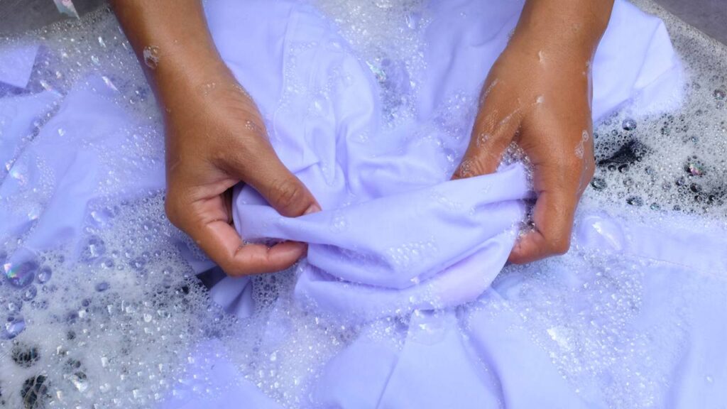 O erro que faz suas roupas brancas ficarem amareladas