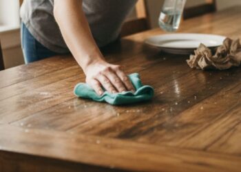 Nem removedor, nem álcool: esse truque tira manchas de móveis sem estragar