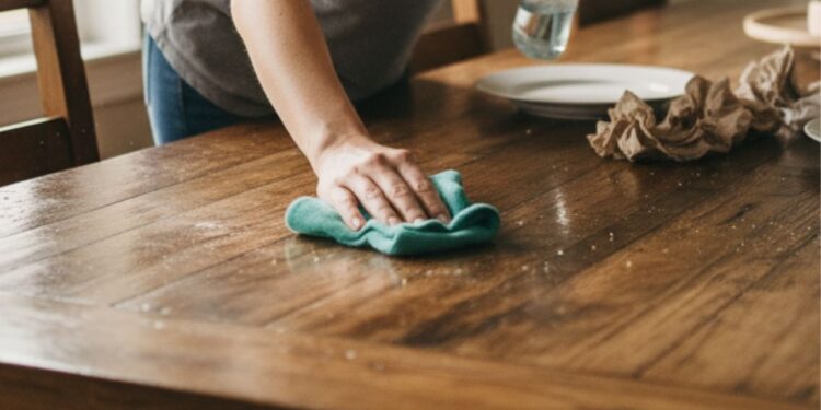 Nem removedor, nem álcool: esse truque tira manchas de móveis sem estragar