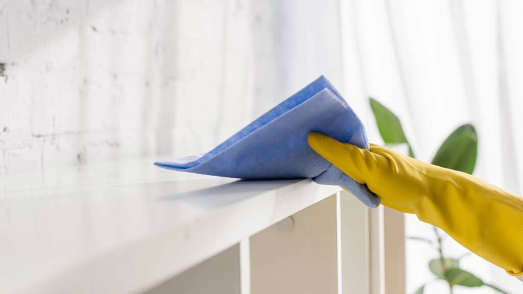 Nem álcool, nem cloro: esse jeito simples de limpar superfícies evita danos e funciona melhor