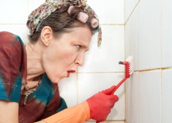 Como limpar azulejos e impedir o retorno do limo e das pragas