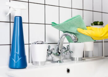 Nem desinfetante, nem multiuso: essa solução limpa o banheiro sem esforço