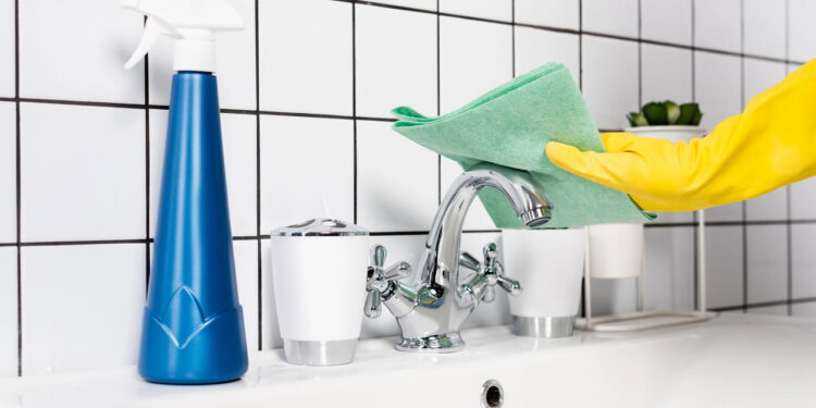 Nem desinfetante, nem multiuso: essa solução limpa o banheiro sem esforço