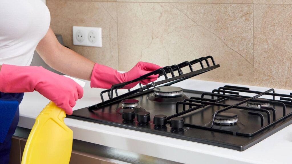 Nem bombril, nem faca: o melhor jeito de limpar o fogão sem arranhar