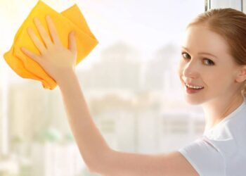 Nem multiuso, nem detergente: esse ingrediente da cozinha limpa vidros como mágica