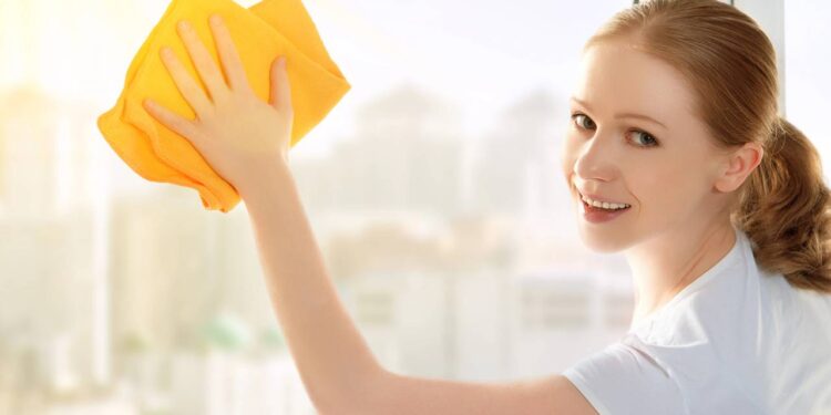 Nem multiuso, nem detergente: esse ingrediente da cozinha limpa vidros como mágica