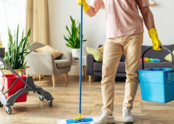 Nem detergente, nem sabão: este pó natural limpa pisos engordurados sem esforço