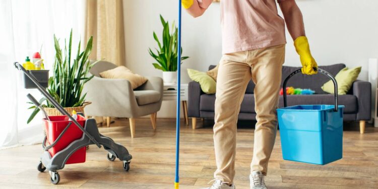 Nem detergente, nem sabão: este pó natural limpa pisos engordurados sem esforço