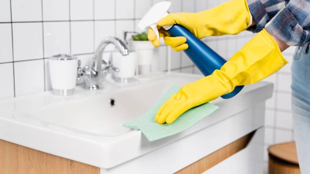 Dica de limpeza poderosa para deixar seu banheiro brilhando