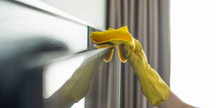 Um truque simples para limpar a tela da televisão e deixá-la como nova