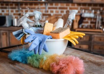 Produto caseiro ou industrial? Saiba qual é melhor para cada tipo de limpeza