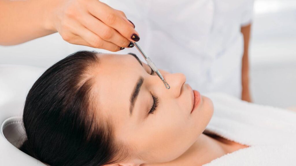 Por que você deve fazer limpeza de pele com profissionais