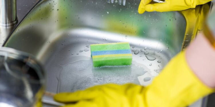 Nem vinagre, nem cloro: a solução para limpeza prática