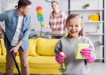 Como tornar a limpeza da casa divertida e envolver toda a família