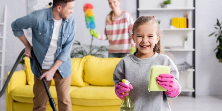 Como tornar a limpeza da casa divertida e envolver toda a família