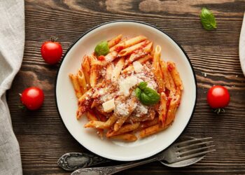 Colocar óleo ao cozinhar o macarrão, pode ou não?
