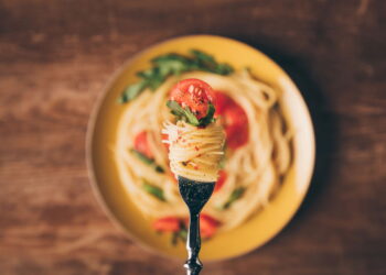 Você nunca mais vai querer usar panela depois de testar esse macarrão de micro-ondas