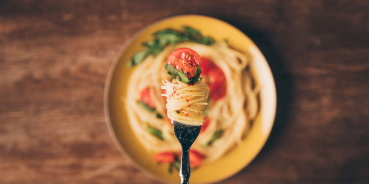 Você nunca mais vai querer usar panela depois de testar esse macarrão de micro-ondas