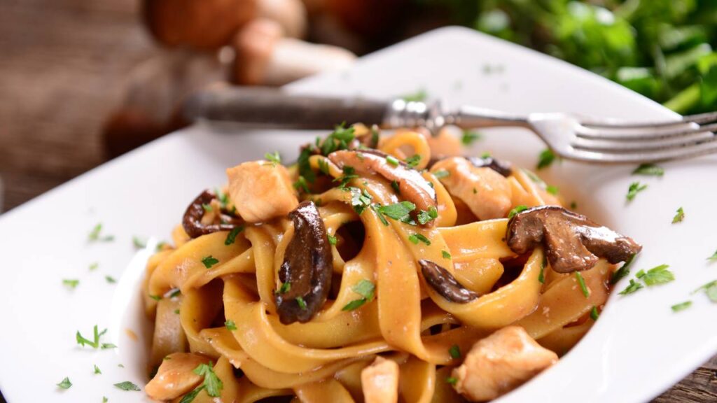 Como cozinhar macarrão sem ferver água usando um método surpreendente