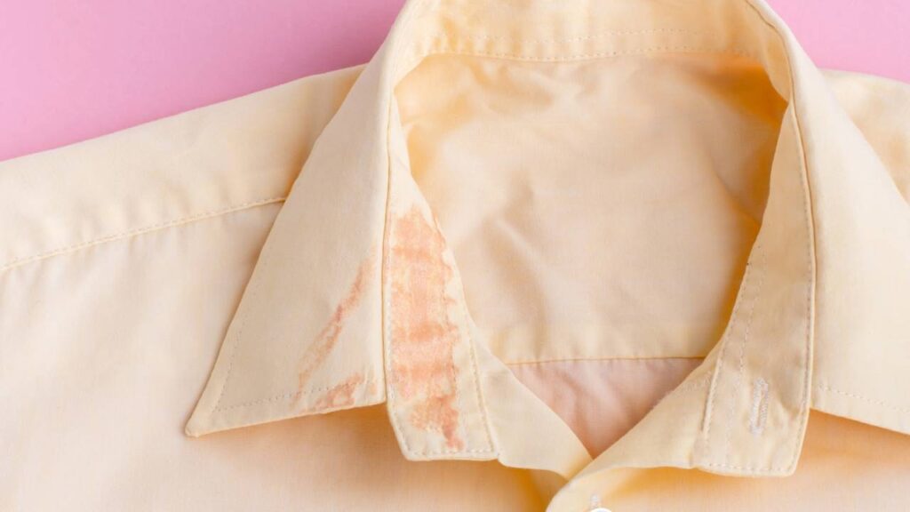 Truque caseiro para tirar mancha de maquiagem das roupas