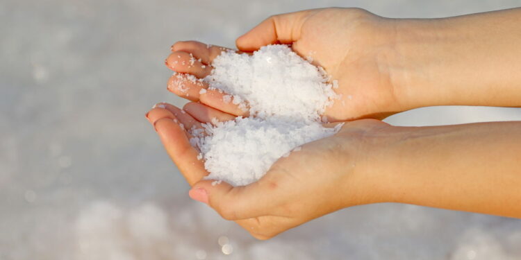 Lavar as mãos com sal e arroz, significado e benefícios do ritual