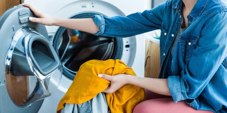 Saiba qual é o melhor horário para usar a máquina de lavar e economizar