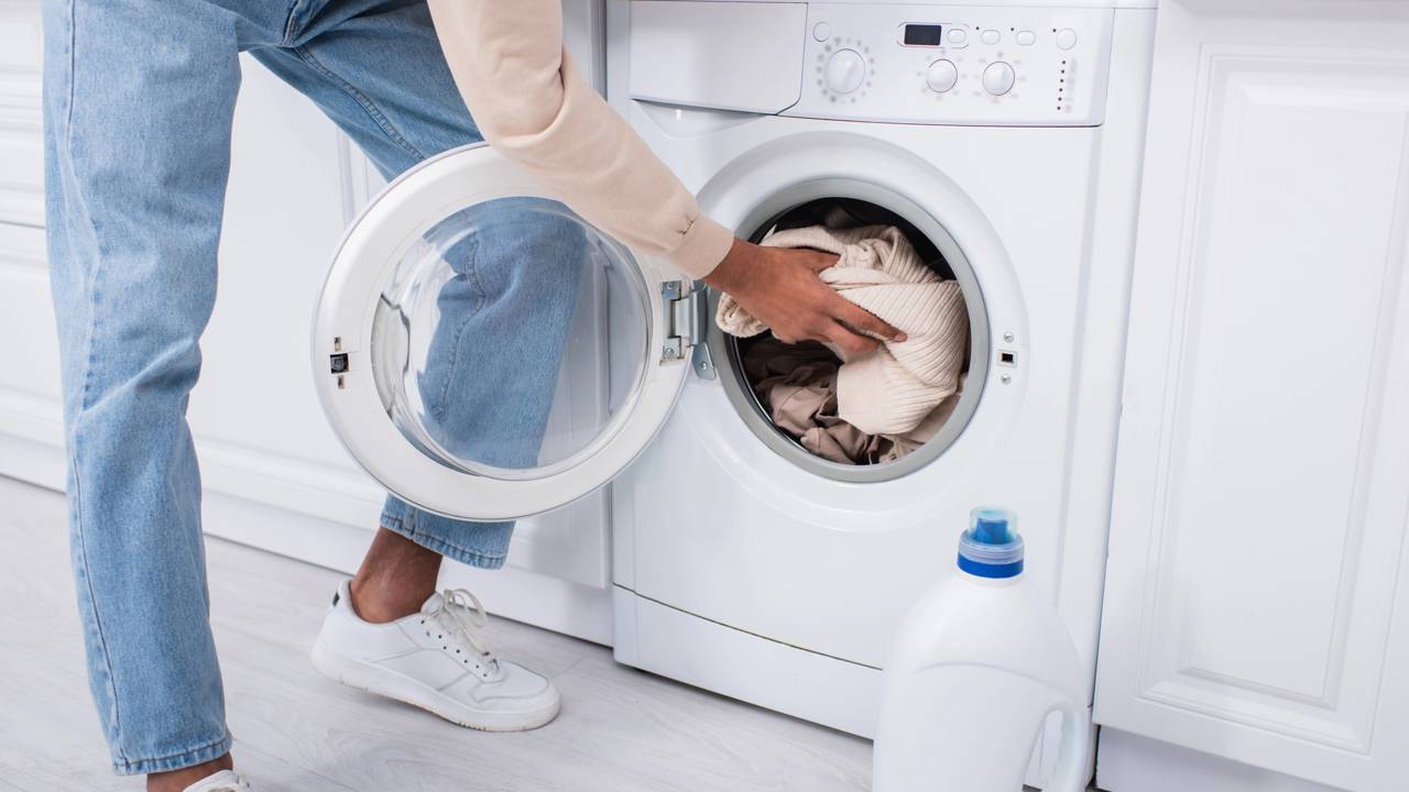 O compartimento mais esquecido da lavadora pode estar sabotando suas lavagens